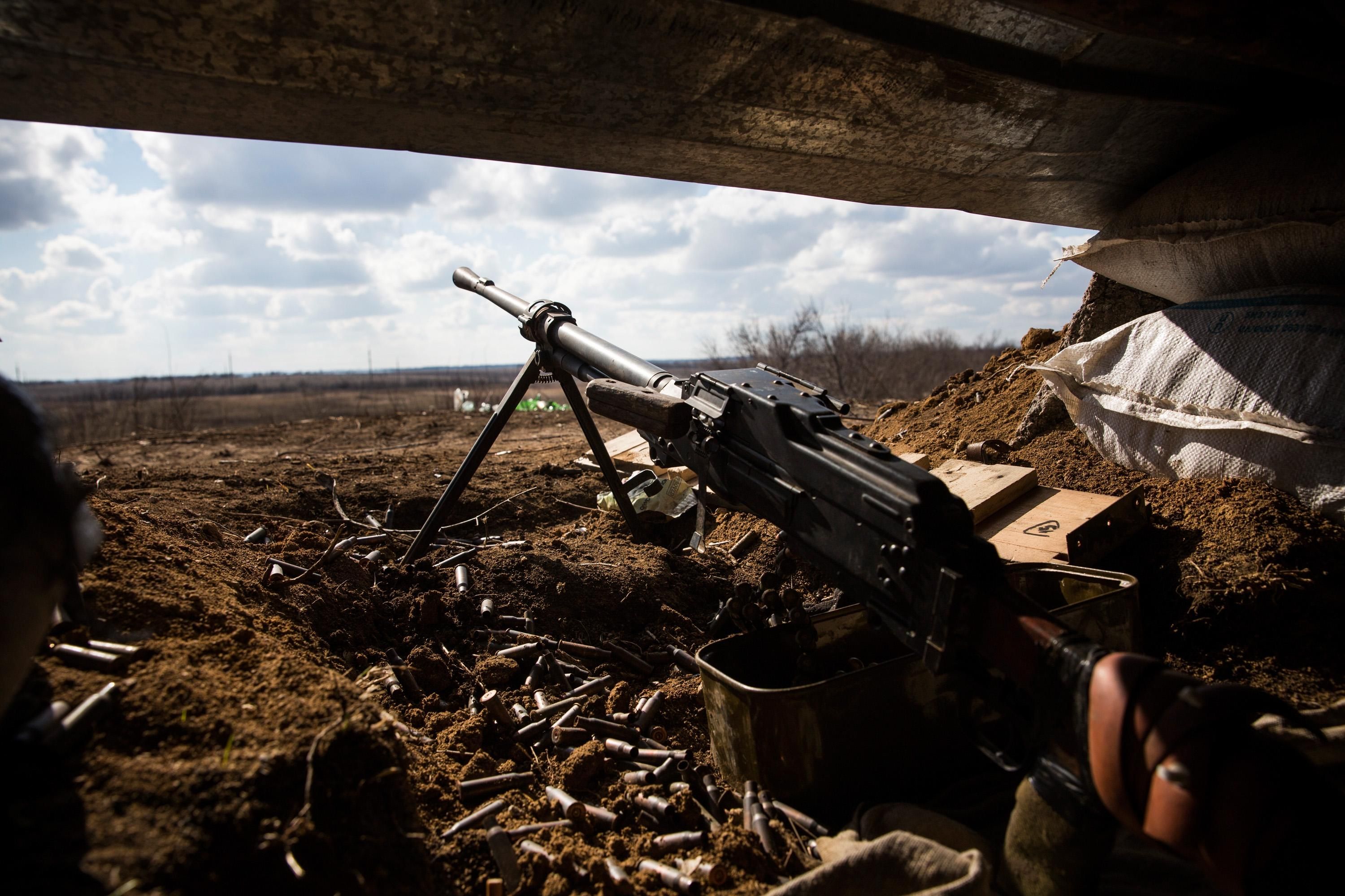 Боевики обстреливают украинские позиции из запрещенного оружия: есть раненые