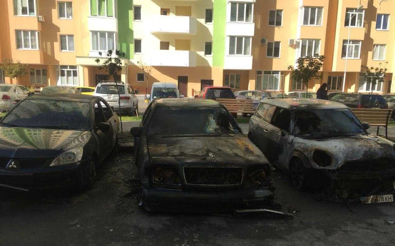 Під Києвом активістам спалили два автомобіля