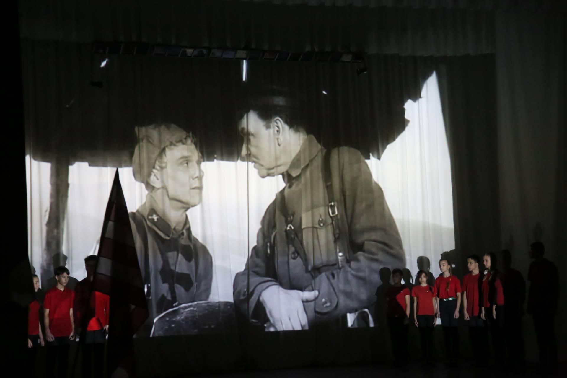 У Криму окупанти залучають дітей до агітації російської армії: обурливі фото У Криму окупанти залучають дітей до агітації російської армії: обурливі фото