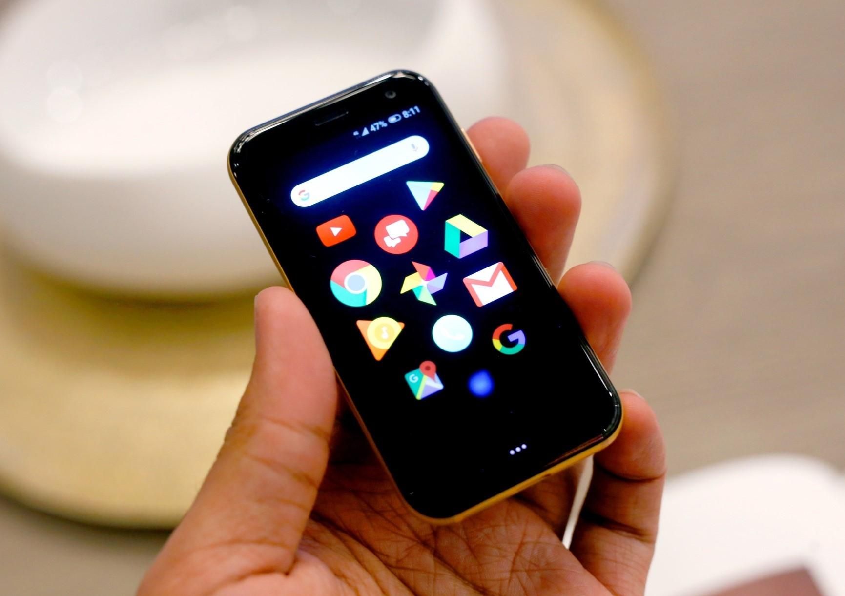 Американцы представили миниатюрный смартфон: кого может заинтересовать Американцы представили миниатюрный смартфон: кого может заинтересовать