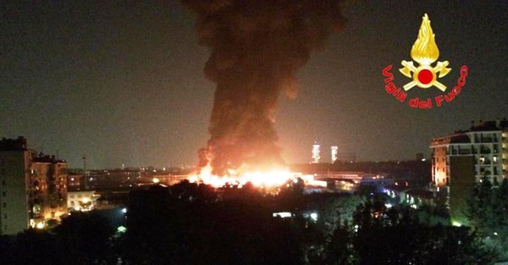 Токсична пожежа на сміттєзвалищі біля Мілана: наказали зачинити вікна Токсична пожежа на сміттєзвалищі біля Мілана: наказали зачинити вікна