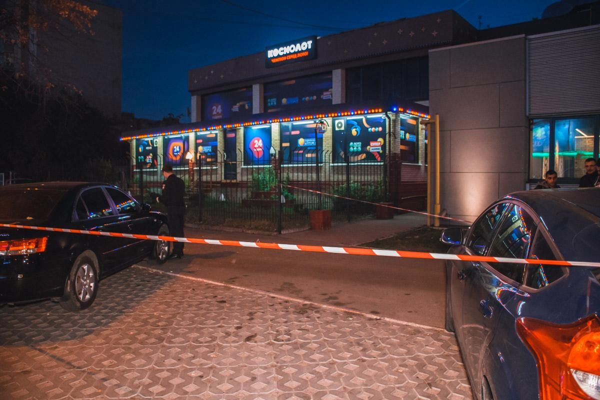 Неиспользованные патроны и следы крови: в Киеве произошла масштабная стычка – фото, видео