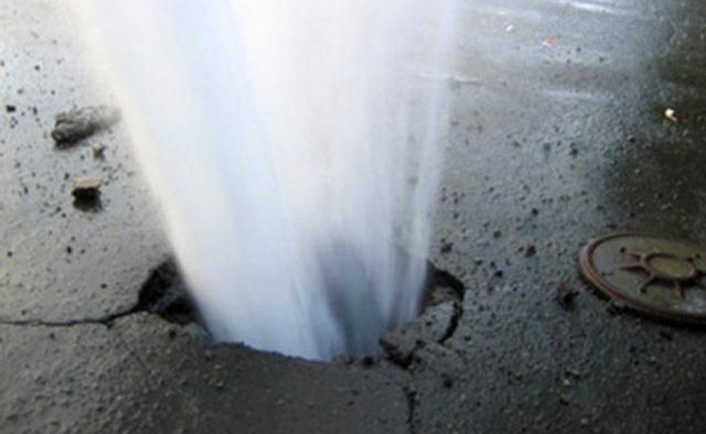 Прорив водогону на Донеччині: 40 тисяч людей залишилися без води Прорив водогону на Донеччині: 40 тисяч людей залишилися без води