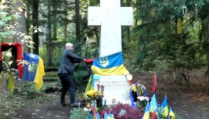 Кремлівський пропагандист прилюдно знущався з могили Бандери Кремлівський пропагандист прилюдно знущався з могили Бандери