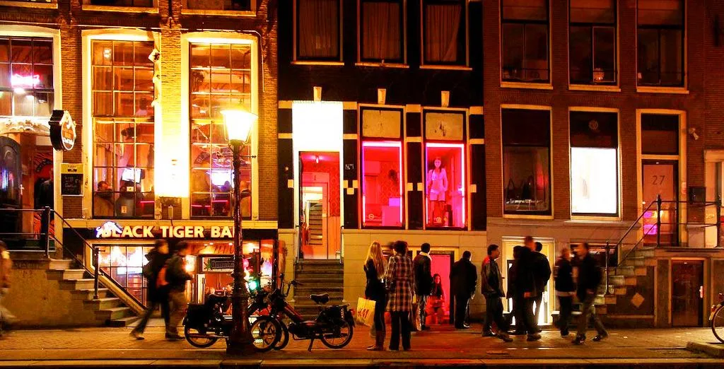 Квартал червоних ліхтарів в Амстердамі