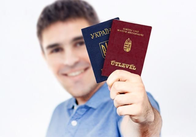 Венгрия дальше выдает украинцам свои паспорта, – СМИ