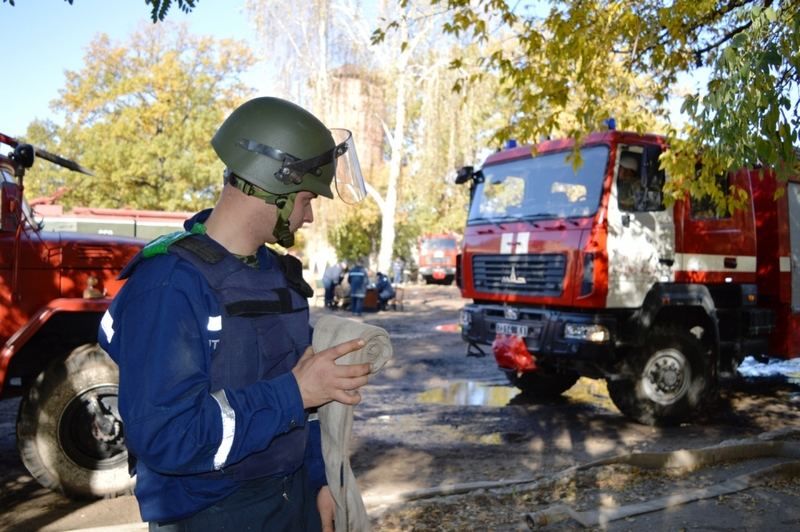 На військових складах біля Ічні досі чутно вибухи