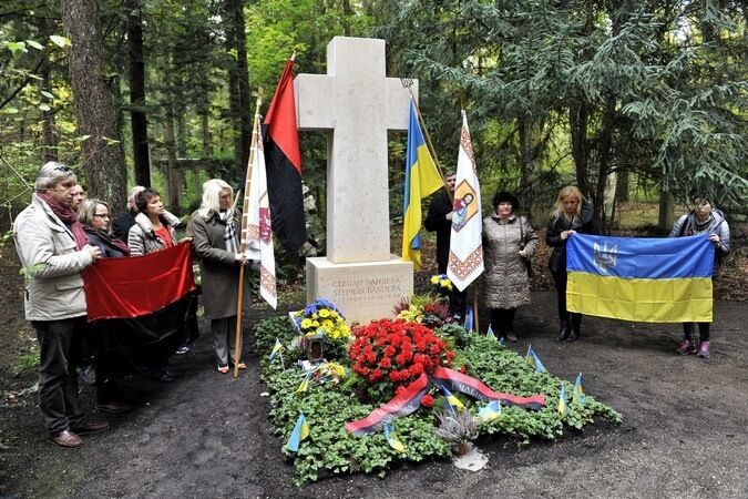 После надругательства над могилой Бандеры у Вятровича предложили перезахоронить лидера ОУН