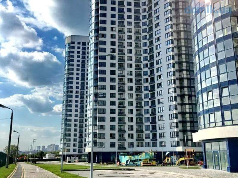 "Илона зависает": в сети шокированы жутким снимком девушки, сделанным на киевской высотке