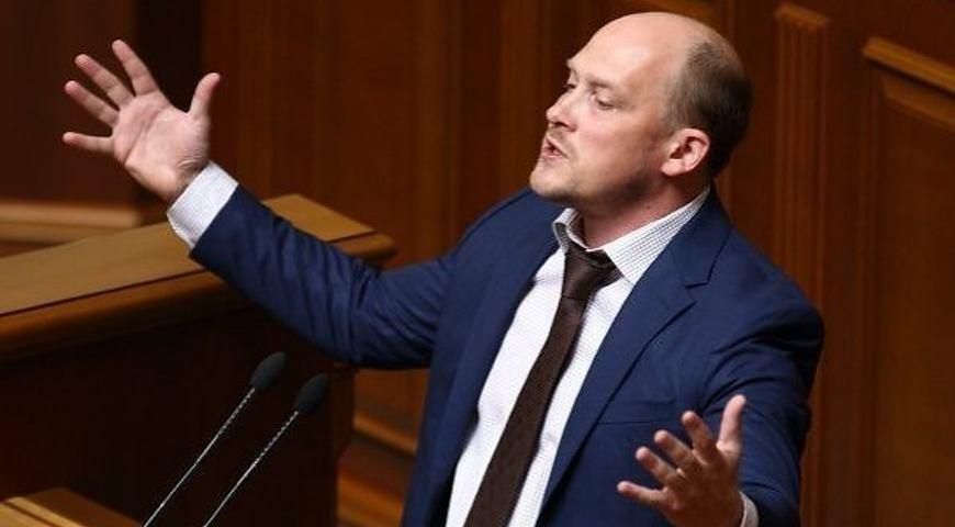 На депутата от БПП под Кабмином вылили ведро фекалий: видео На депутата от БПП под Кабмином вылили ведро фекалий: видео