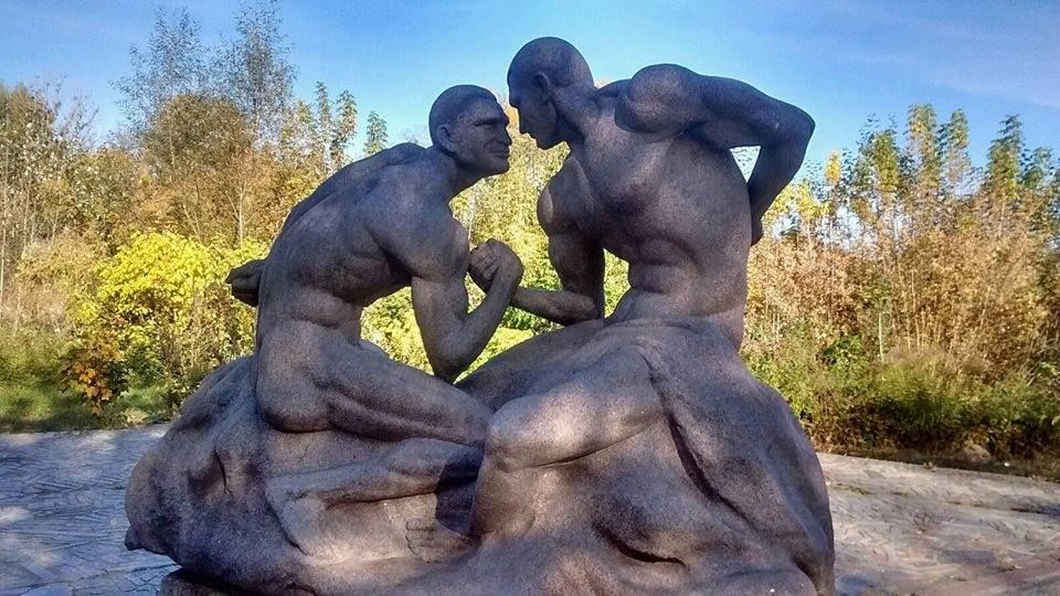 Голих Кличків увіковічнили в неоднозначній скульптурі: фото