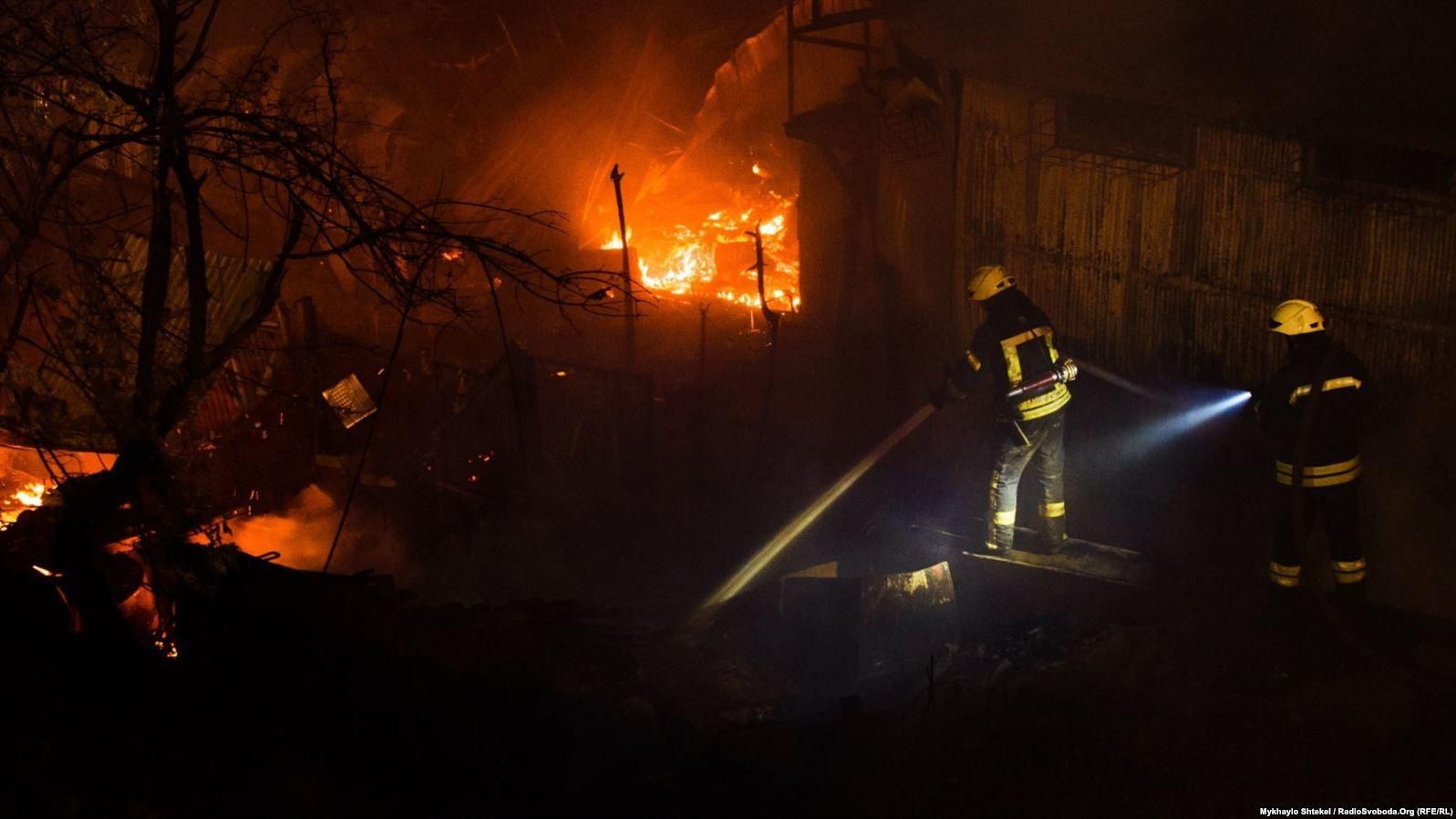 В Одесі на узбережжі згоріло 16 пляжних будиночків В Одесі на узбережжі згоріло 16 пляжних будиночків