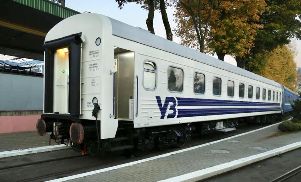 В "Укрзалізниці" з'явилися покращені вагони у новому кольорі: фото