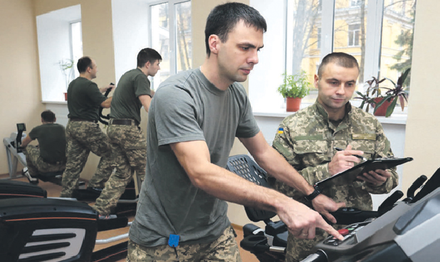 Як НАТО допомагає українським бійцям повернутися до мирного життя Як НАТО допомагає українським бійцям повернутися до мирного життя