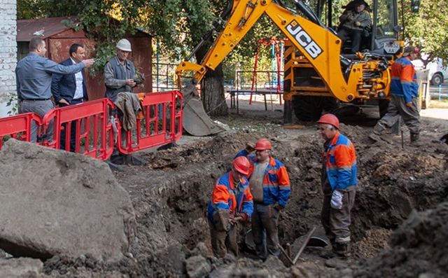 "Джакузі серед двору": понад 300 труб прорвало у Києві через відновлення постачання гарячої води