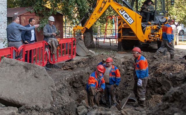 "Джакузи среди двора": более 300 труб прорвало в Киеве из-за возобновления поставок горячей воды