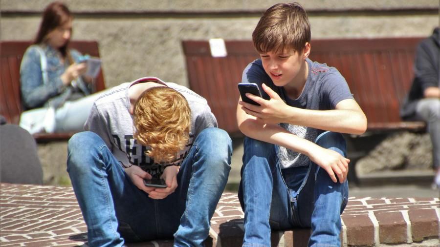 В школу – без мобильного: в Украине продолжается эксперимент по запрету гаджетов