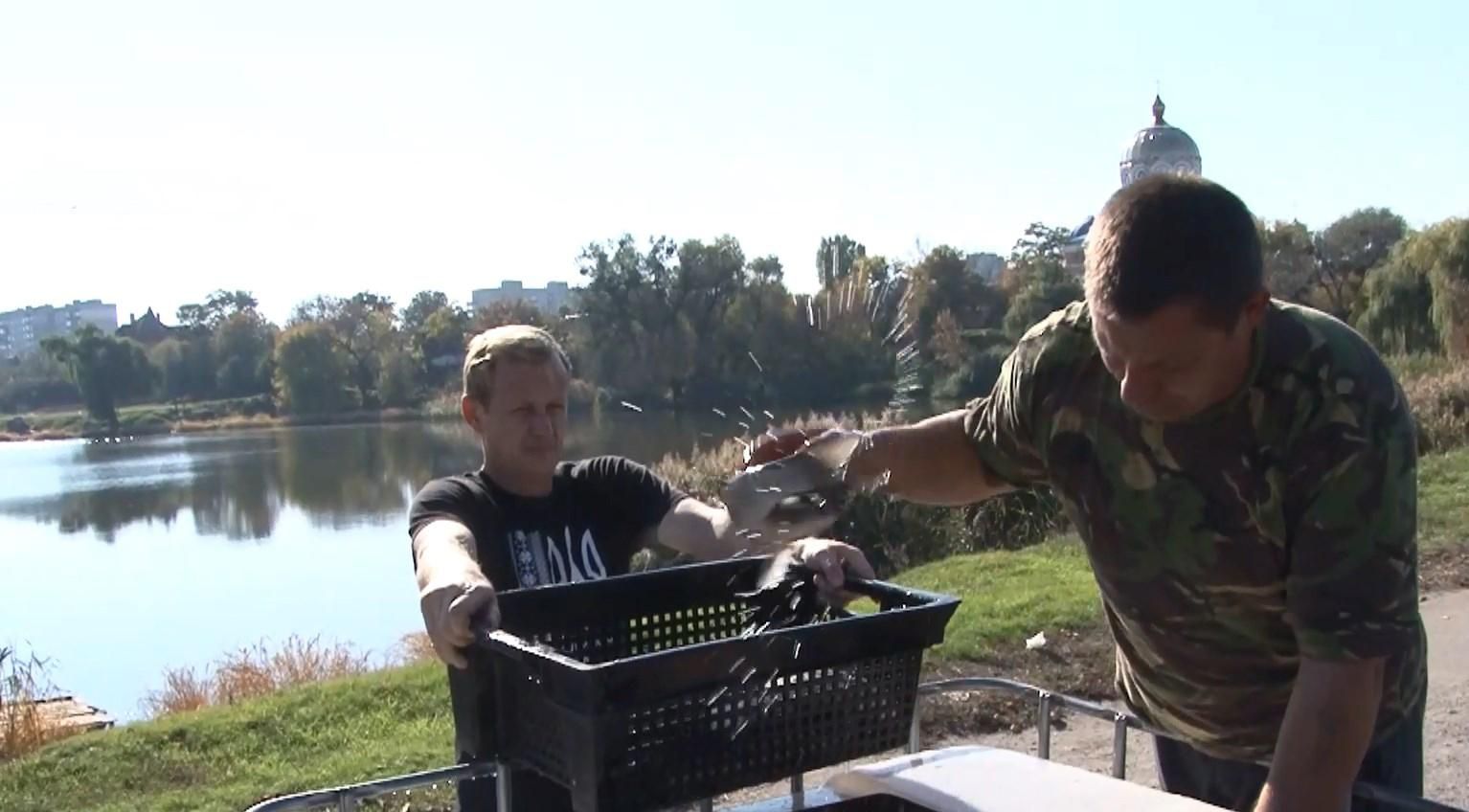 З білим амуром – проти брудної води: на Черкащині люди самотужки рятують місцеві водойми З білим амуром – проти брудної води: на Черкащині люди самотужки рятують місцеві водойми