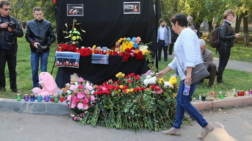Похороны погибших в Керчи: фото с кладбища - 19 октября 2018