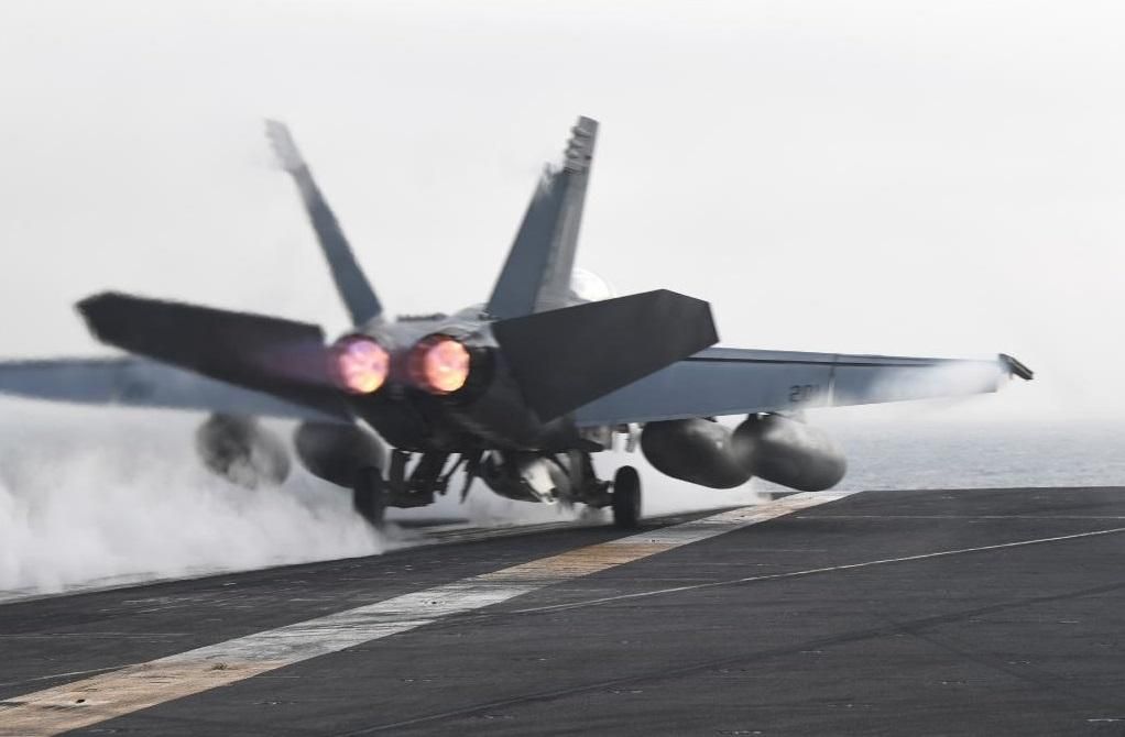 Американський авіаносець вперше за 30 років увійшов в Арктику: фото Американський авіаносець вперше за 30 років увійшов в Арктику: фото