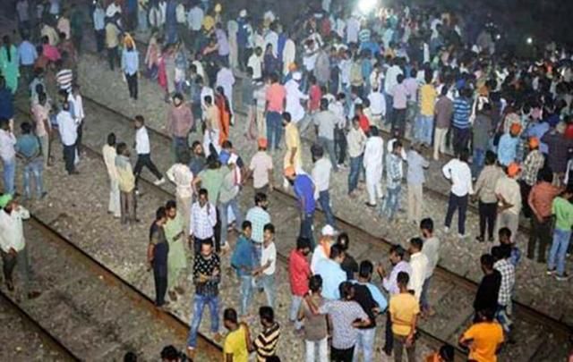 Кількість жертв страшної аварії з потягом в Індії зросла: моторошні фото і відео 18+