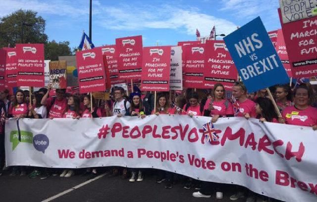 У Лондоні проходить багатотисячна акція з вимогою нового референдуму щодо Brexit У Лондоні проходить багатотисячна акція з вимогою нового референдуму щодо Brexit