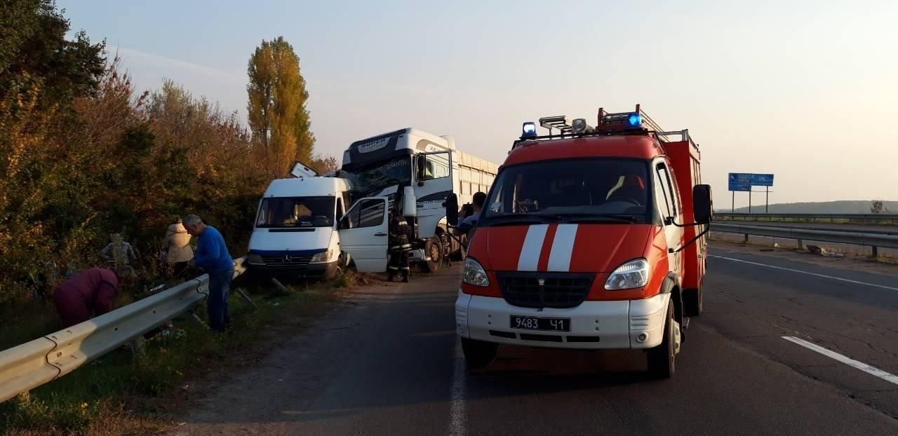 На Черкасщине микроавтобус со школьниками влетел в грузовик, один ребенок  умер: фото и видео - 24 Канал