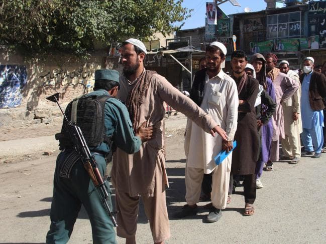 Криваві вибори в Афганістані: через напади на дільниці загинуло десятки людей