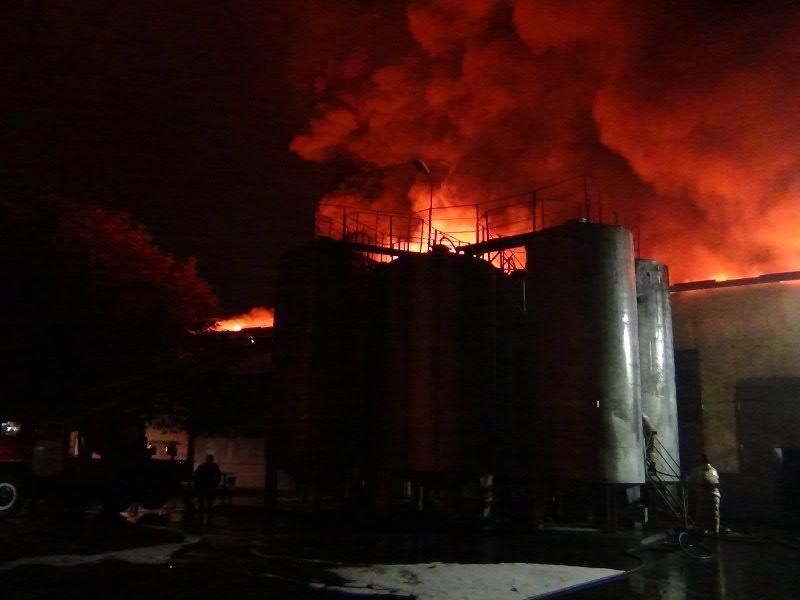 В России горит металлургический завод, есть погибший: фото и видео