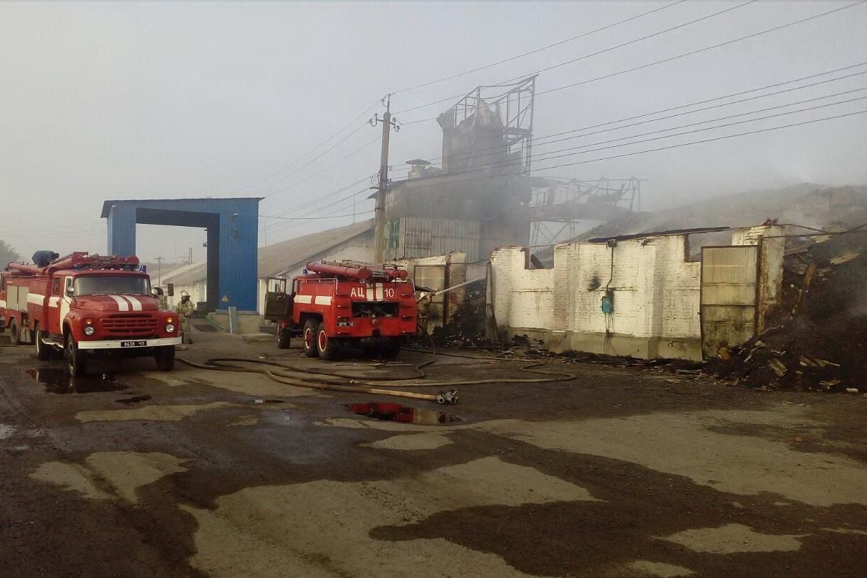В Харьковской области горят склады с зерном: фото