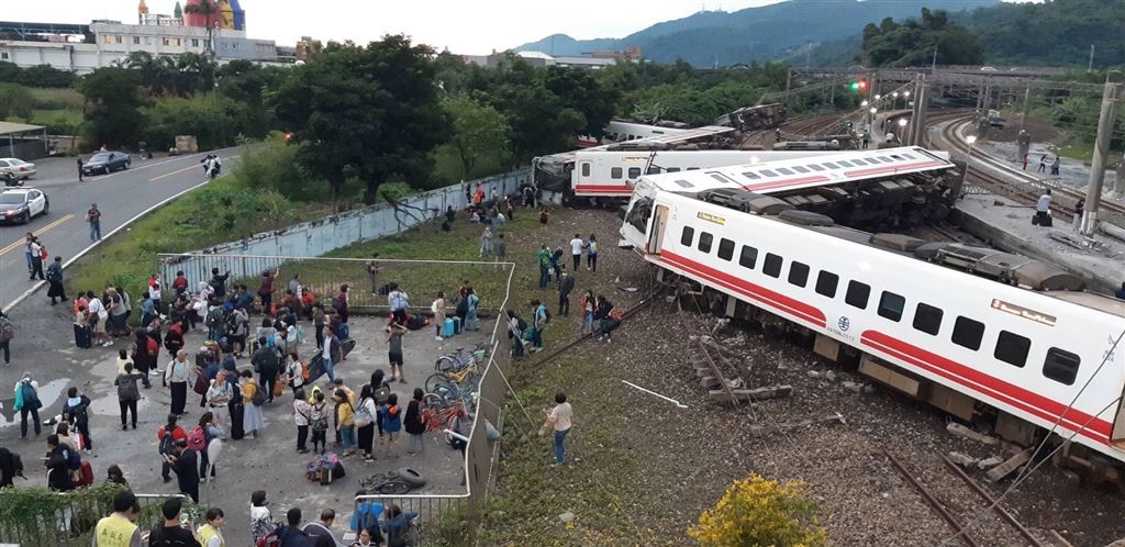 На Тайване поезд сошел с рельсов, есть жертвы: жуткие фото с места аварии