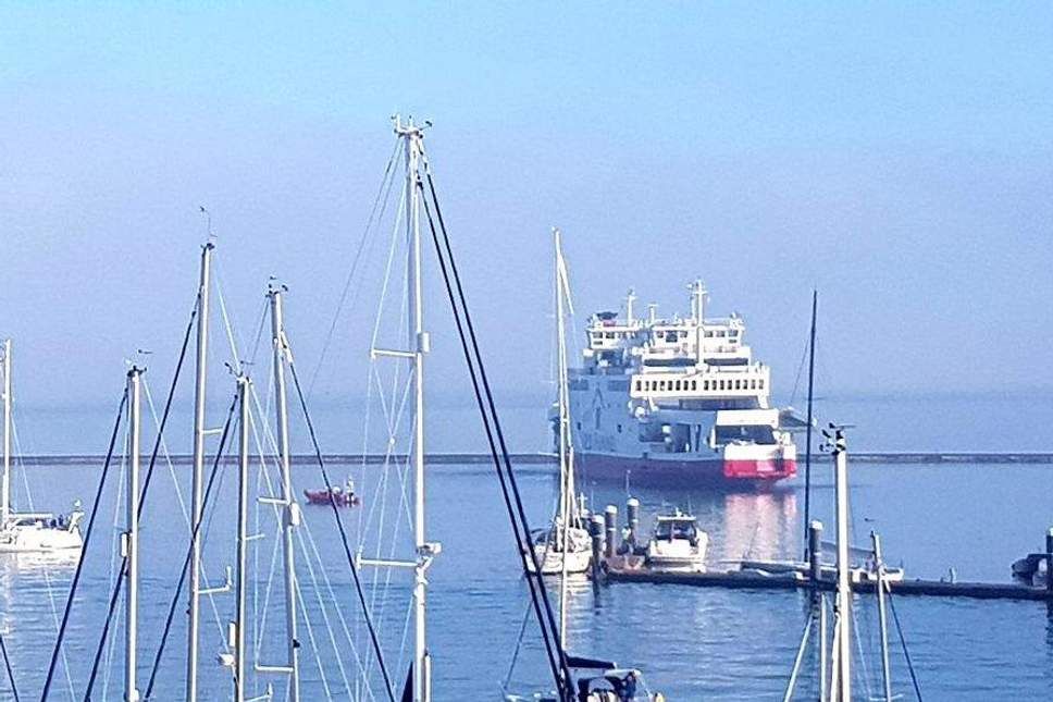 Біля берегів Великобританії на мілину сів пором із пасажирами: подробиці Біля берегів Великобританії на мілину сів пором із пасажирами: подробиці