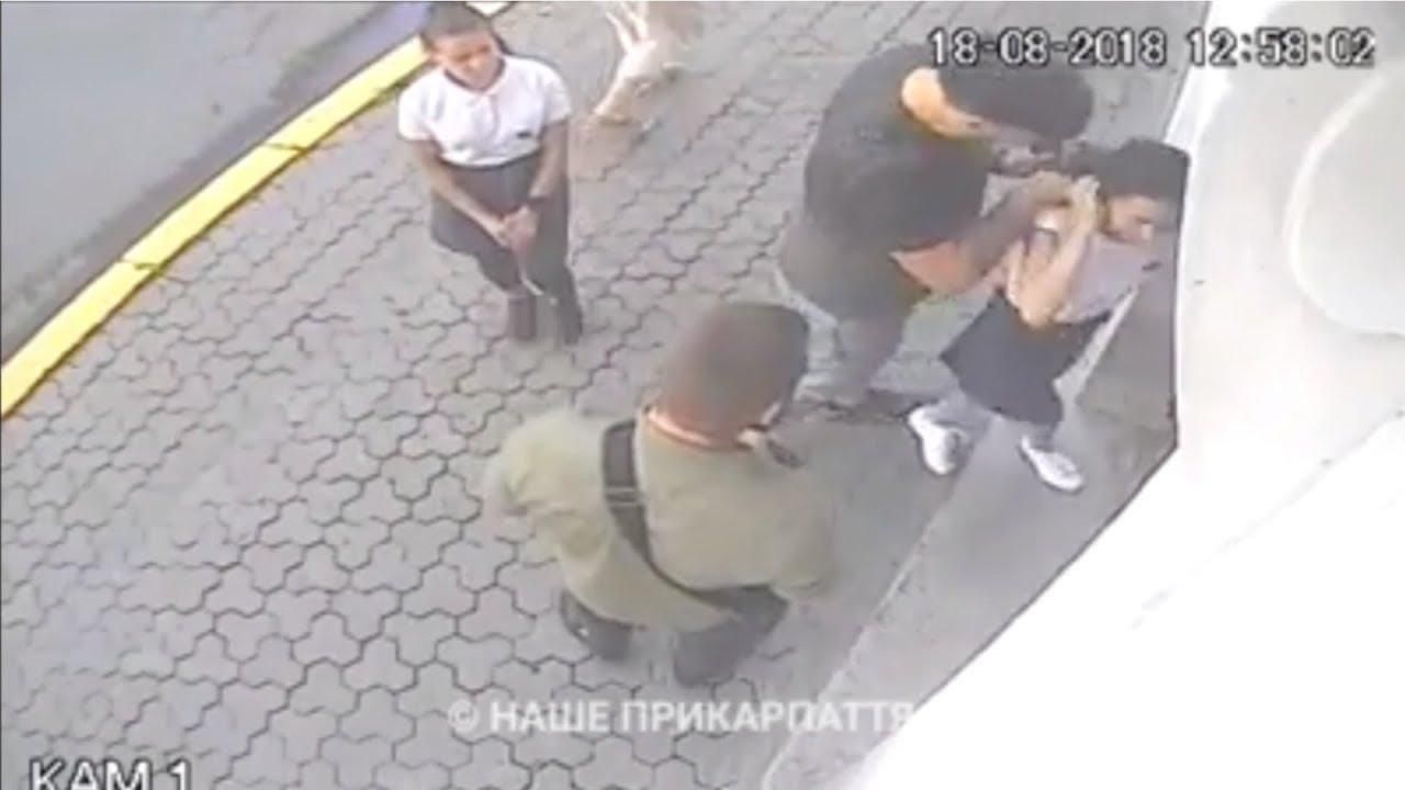 Блогер розлючено накинувся на дівчину у центрі Франківська: пояснення героя інциденту Блогер розлючено накинувся на дівчину у центрі Франківська: пояснення героя інциденту