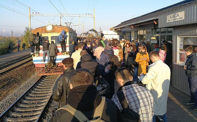 В Киеве люди заблокировали городскую электричку: фото с места протеста