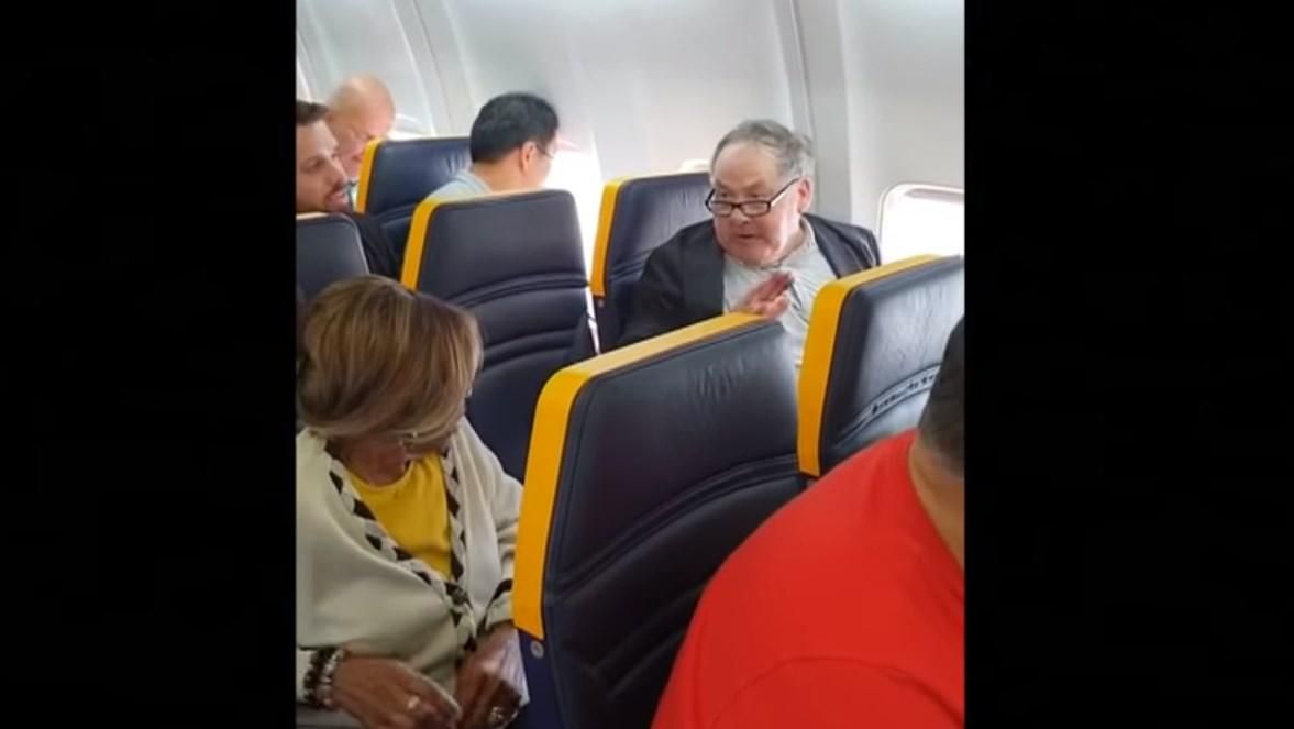 Ryanair вляпался в расистский скандал из-за ссоры между пассажирами на борту: видео