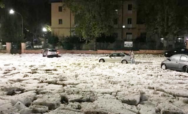 Буря в Риме: фото и видео урагана с ливнем и потоками льда