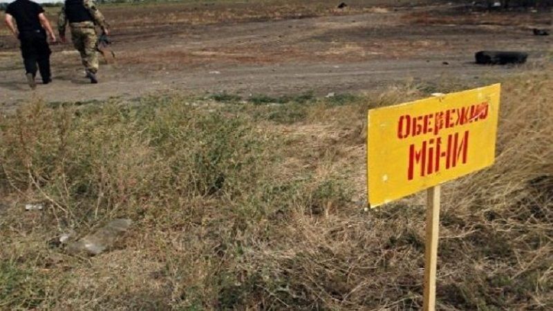На Луганщині підірвались мирні жителі, тіла 4 день не можуть забрати з мінного поля