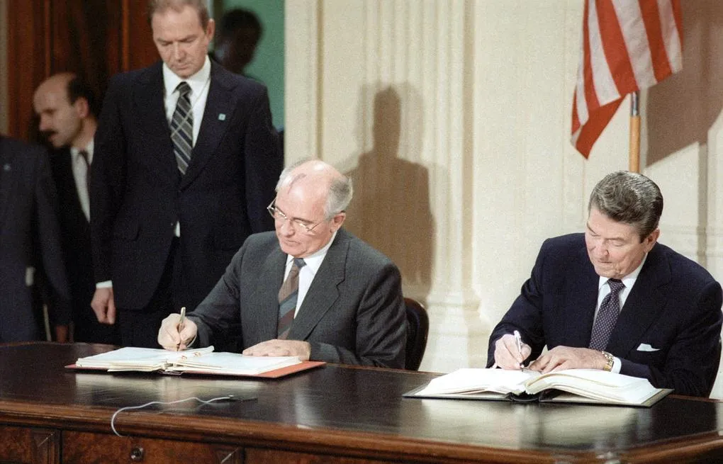 Рейган та Горбачов підписують Договір про ліквідацію РСМД