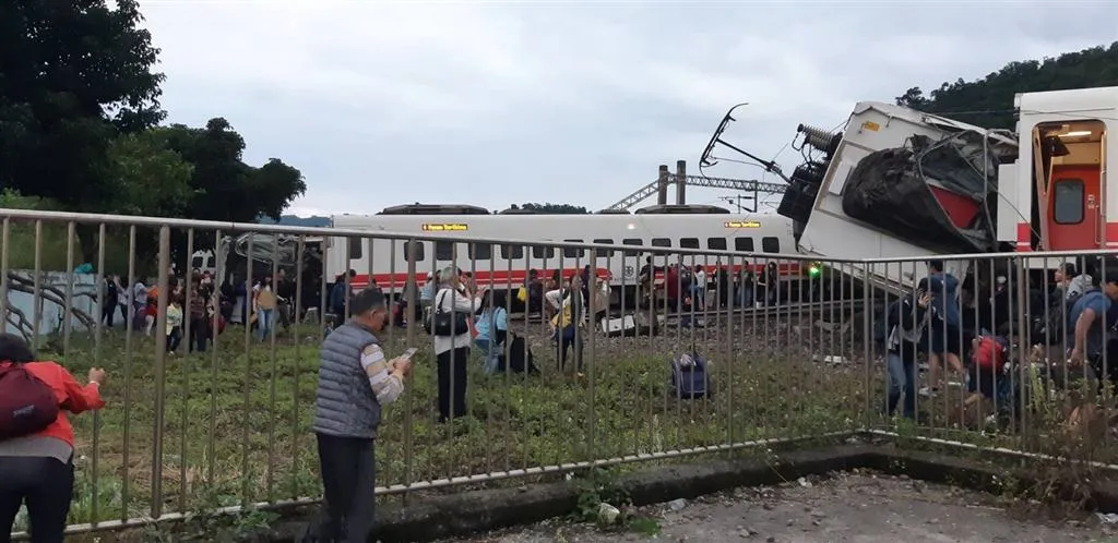 Тайвань аварія поїзда