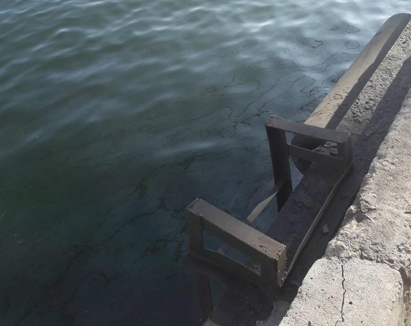 В Азовском море зафиксирована утечка нефти В Азовском море зафиксирована утечка нефти