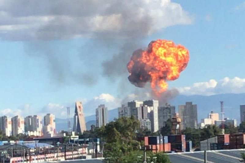 Огненная туча и тысячи эвакуированных: в Мексике произошел взрыв на алкогольной фабрике Огненная туча и тысячи эвакуированных: в Мексике произошел взрыв на алкогольной фабрике