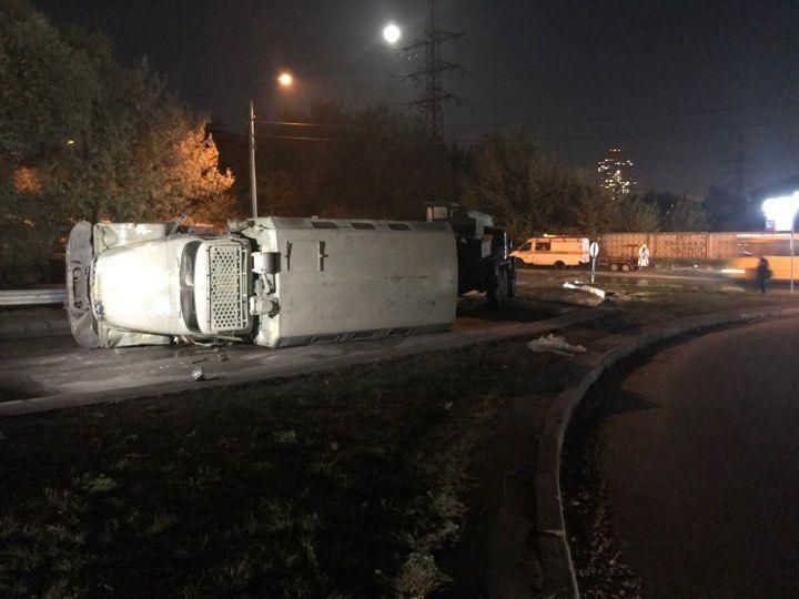 Військова вантажівка перекинулась у Києві: опубліковане відео Військова вантажівка перекинулась у Києві: опубліковане відео