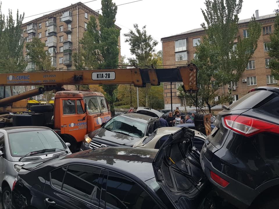 ДТП в Киеве: подъемный кран протаранил 18 авто - фото 23.10.2018