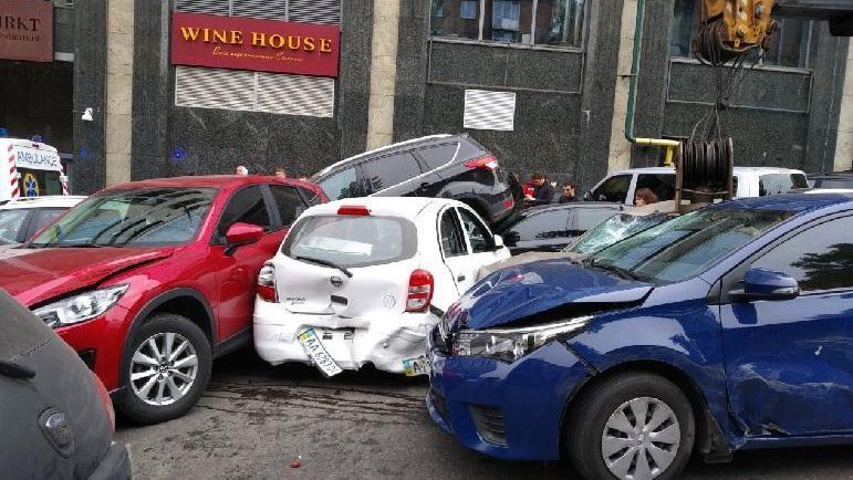 Кран протаранив 18 авто на Печерську у Києві: у поліції оприлюднили попередню причину 