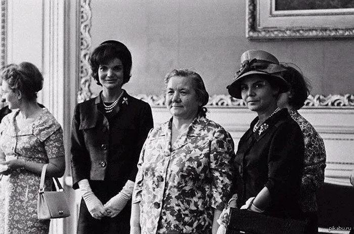 Жаклін Кеннеді (посередині ліворуч) та Ніна Хрущова (посередині праворуч)