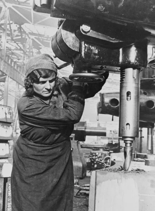 Жінки працювали за станками, як і чоловіки