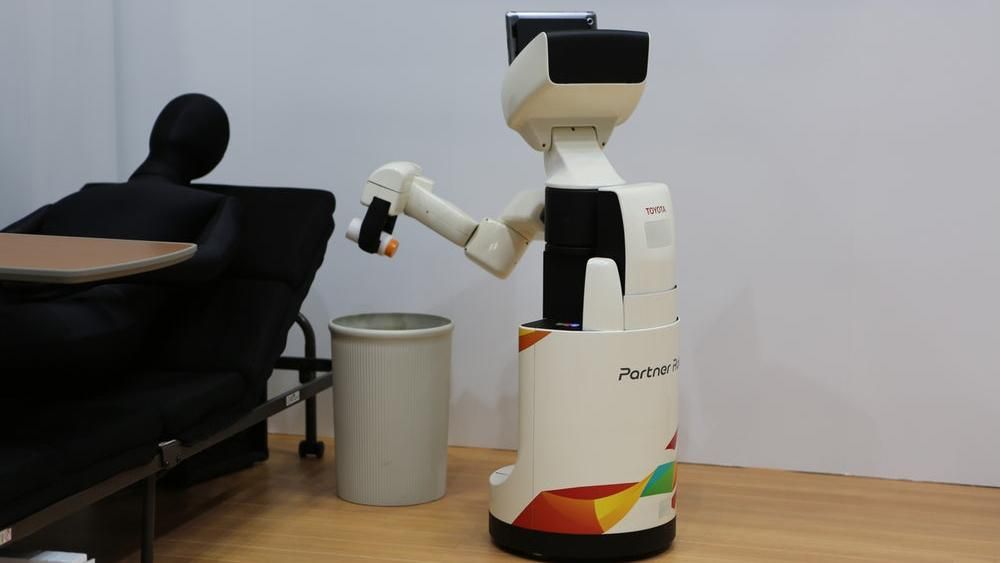 Японцы создали робота, который сам убирает в комнате