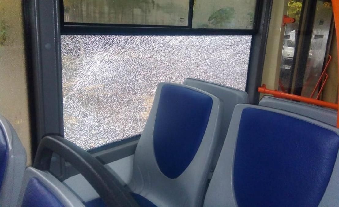 У Дніпрі невідомі з пневматики обстріляли тролейбуси: фото У Дніпрі невідомі з пневматики обстріляли тролейбуси: фото