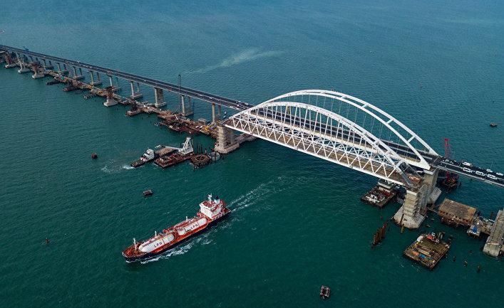 Крымский мост рухнул: оккупанты подняли пролет, который упал в воду
