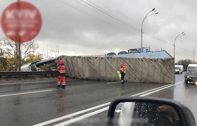 У Києві перекинулася вантажівка та заблокувала рух: фото